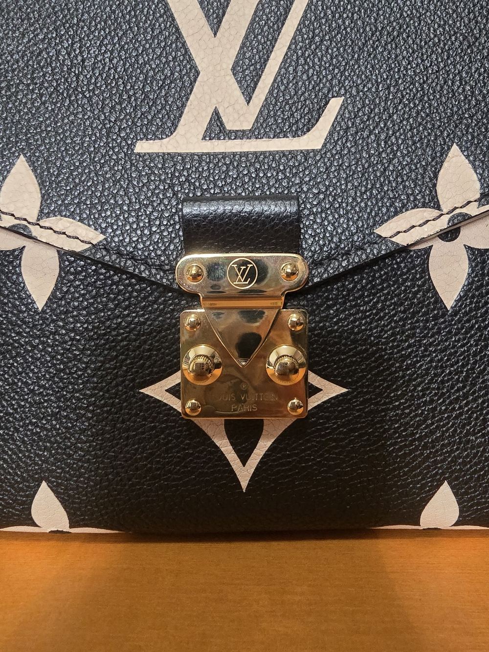 Louis Vuitton Black & WhiteCream Monogram Pochette Metis Shoulder Bag -pre Owned - Picture 9 of 13